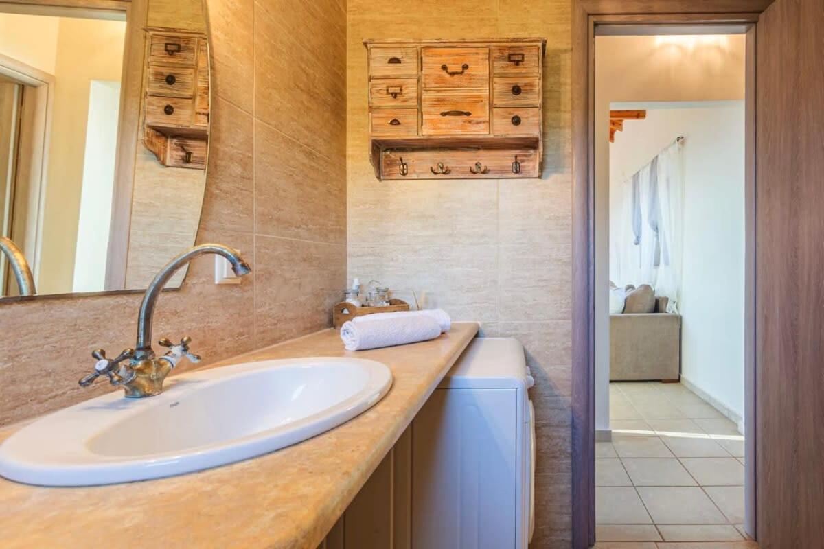 Mani Panoramic Seaviews - Luxury Summer Haven Lévktron 外观 照片